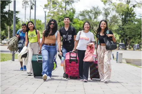 Jóvenes caminando en la ciudad